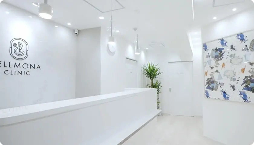 白を基調とした明るく清潔感のあるクリニックの受付カウンター