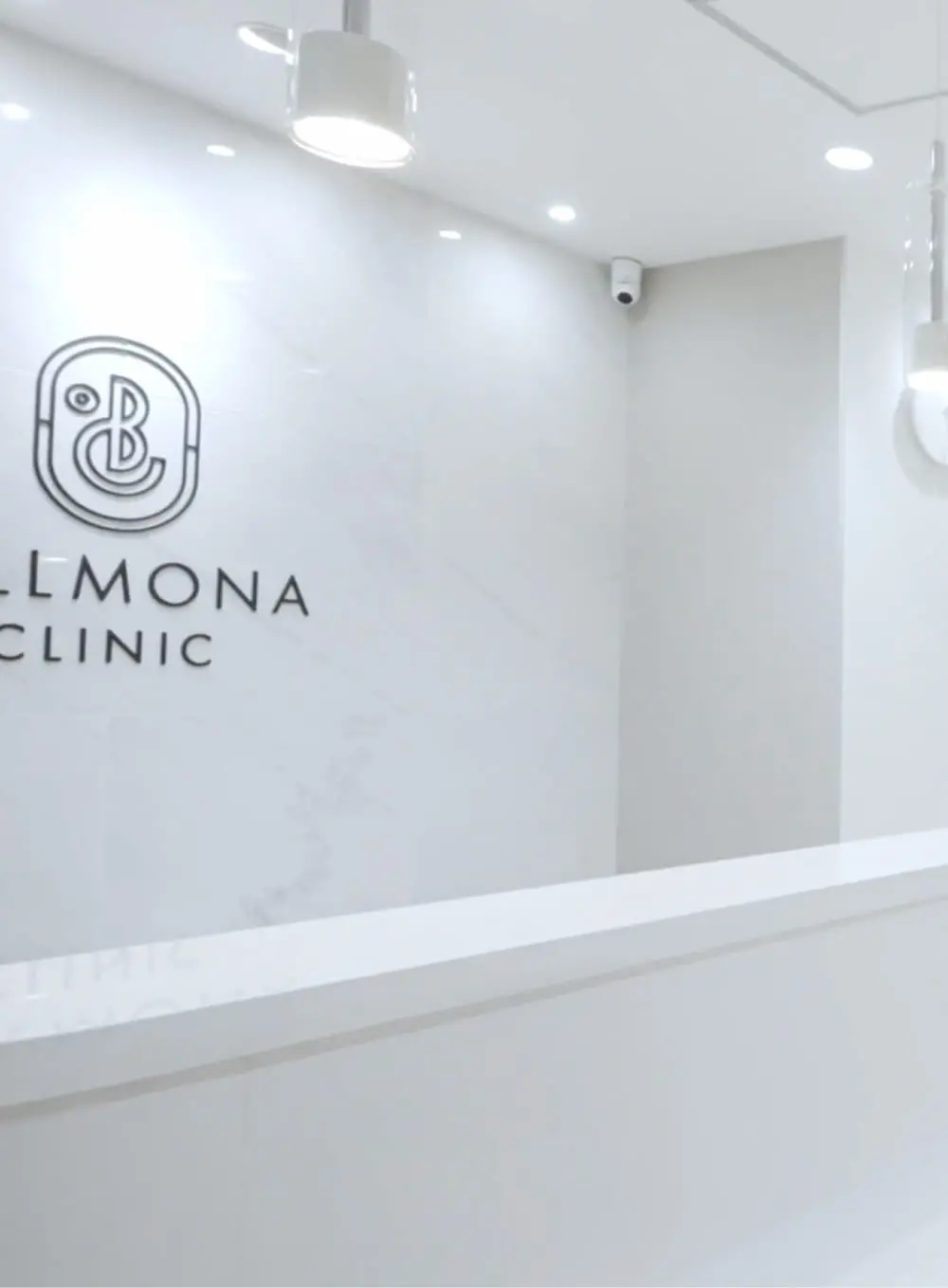 左側の壁に「BELLMONA CLINIC」のロゴがデザインされている。